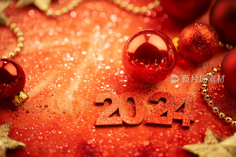 节日辉光2024:充满活力的新年前夜庆祝活动与金色的装饰品