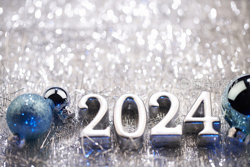 变化的节日反射:闪烁的2024在充满活力的蓝色和雪花形状
