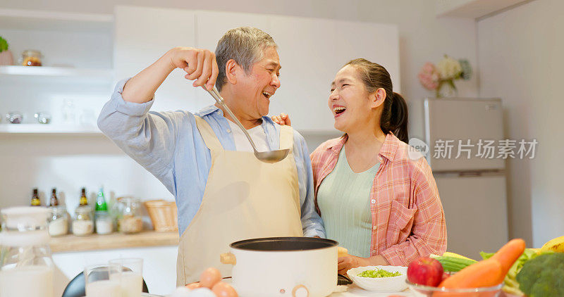 厨房里的亚洲老夫妇