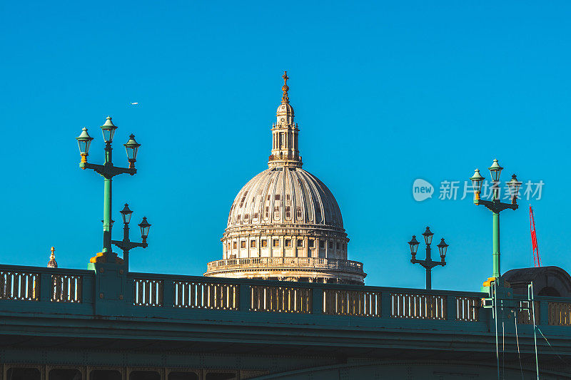 南华克大桥和泰晤士河在伦敦，英国