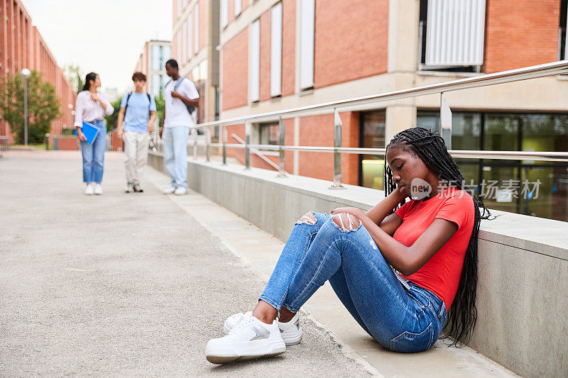 年轻的非裔美国女学生在学校被同事排斥和欺负
