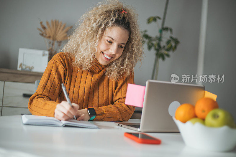 年轻女子正在听在线视频课