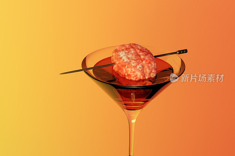 红色鸡尾酒配以一个现实的人类大脑在银色金属挑橙色梯度背景。醉酒驾驶(DUI)和万圣节的概念说明
