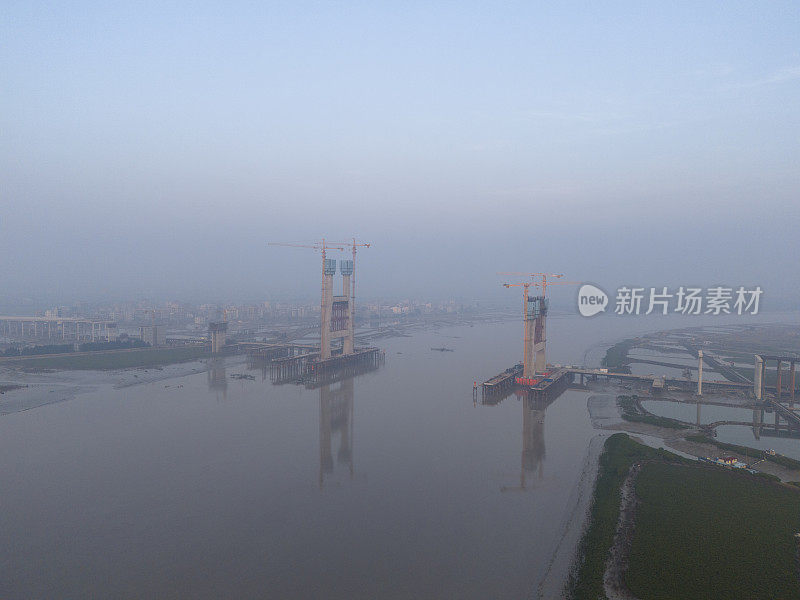 清晨，正在建设中的跨海大桥的航拍照片