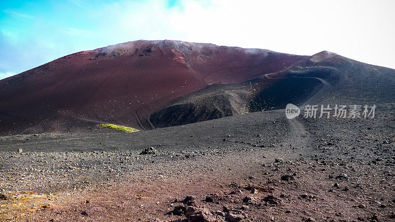 岛上两座火山之一的埃尔德费尔火山冒着热气