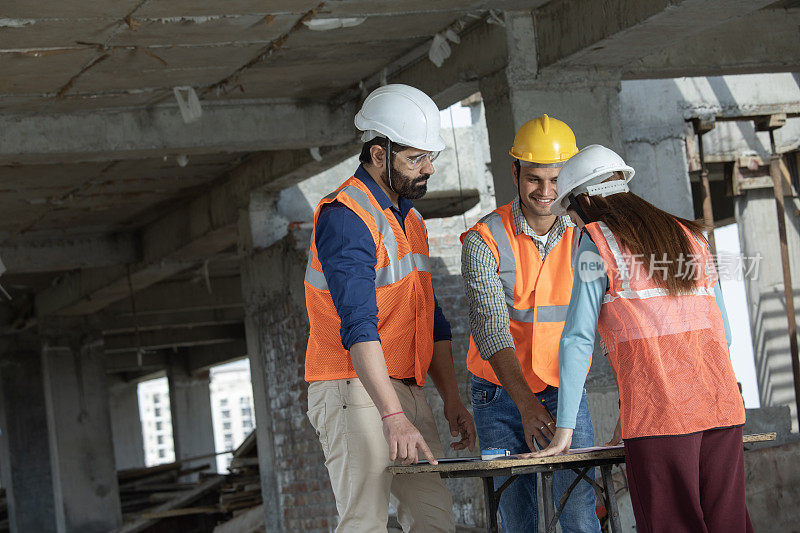 建筑师分析在建建筑的蓝图