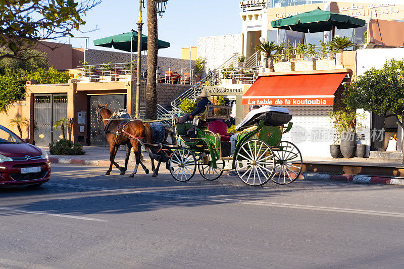 2024年1月3日，摩洛哥首都马拉喀什，游客和当地人乘坐马车穿梭在热闹的街道上