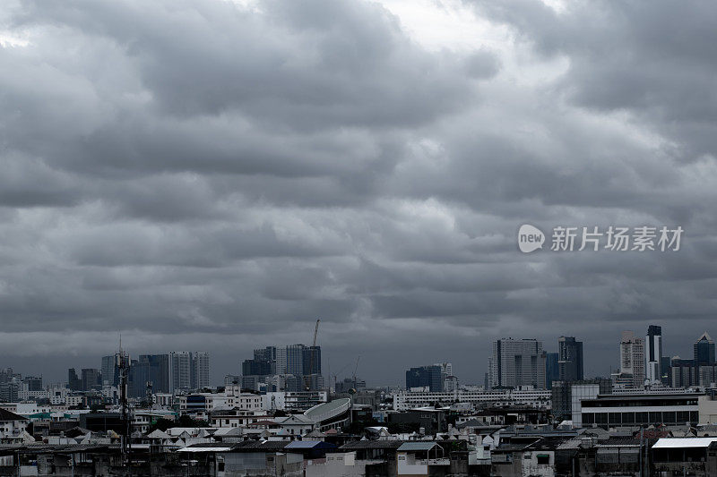 多云的天空显示了城市的天际线。城市里高楼林立，天空阴沉沉的
