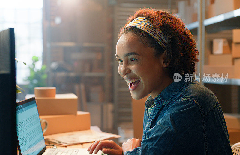 商业，供应链和带着笔记本电脑的女人，兴奋地微笑着在线申请和好消息。积极的电子邮件，货架和服务与交付和企业家与电脑和启动