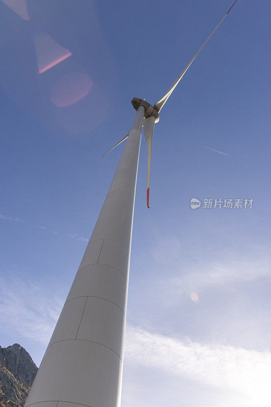 山口上的风力涡轮机，自然中的可再生能源