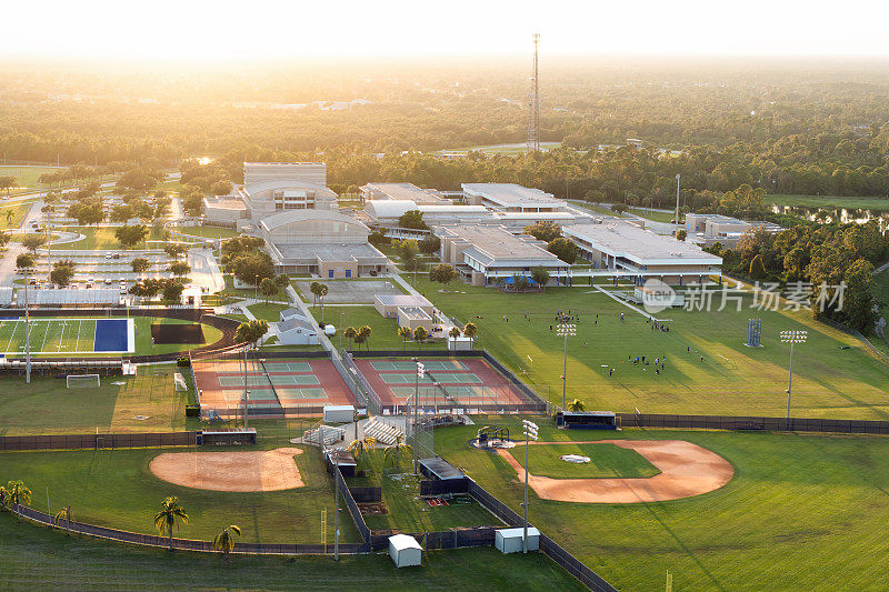 佛罗里达高中露天体育设施鸟瞰图。美式足球场、网球场和棒球场等钻石体育基础设施。