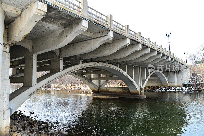 阿诺卡市中心朗姆河上的桥梁