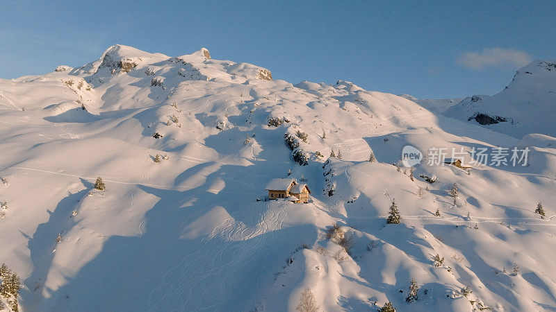 雪山上的山间小屋