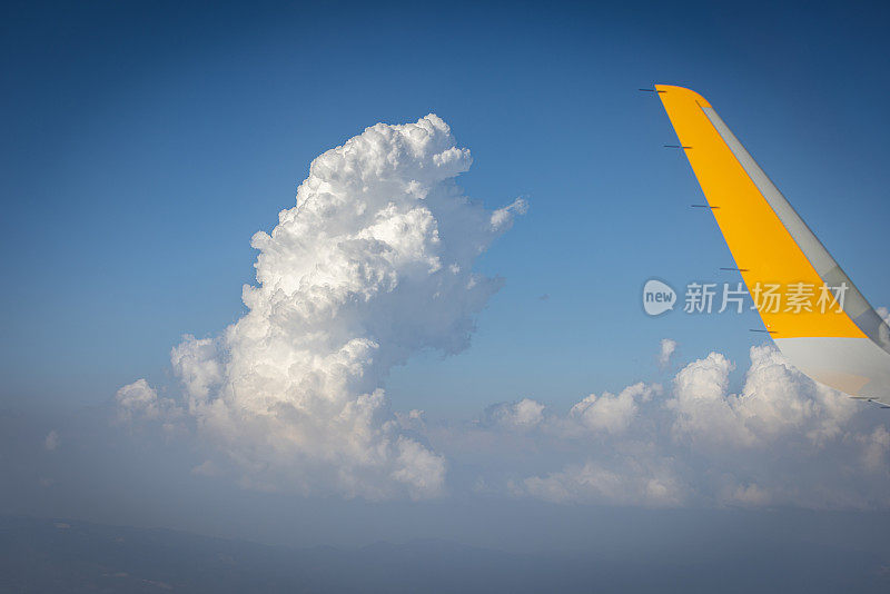 云和飞机的机翼。