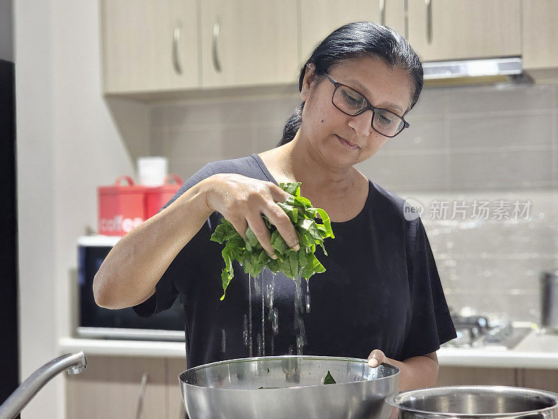 一个女人在洗蔬菜。墨尔本——澳大利亚。