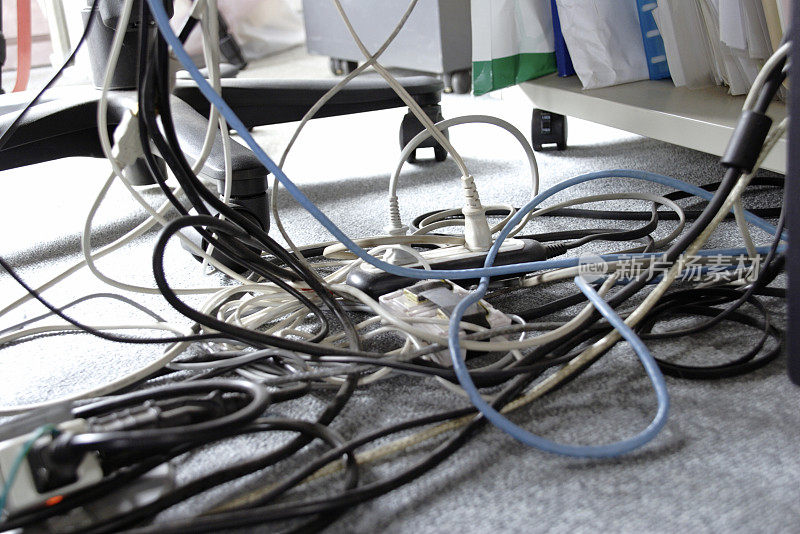 桌下缠结的电缆