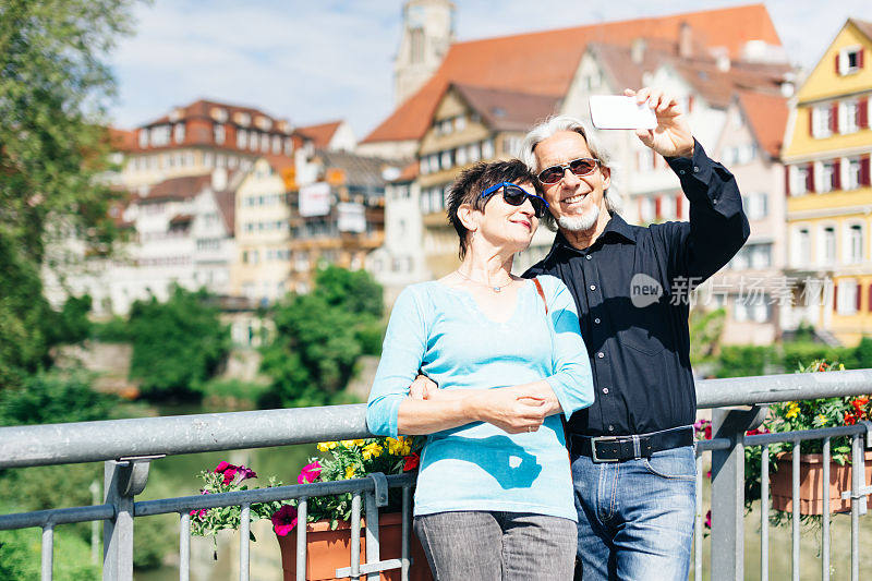 老年夫妇享受他们的旅程Tübingen，德国