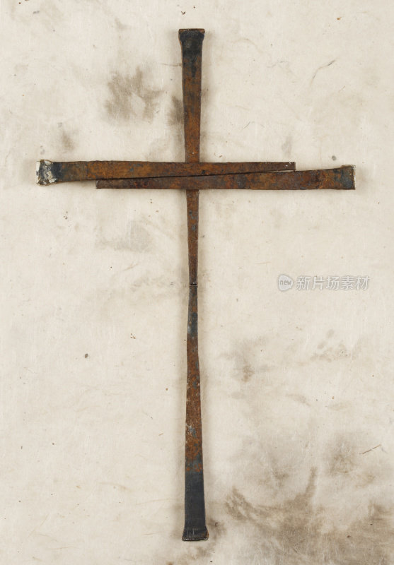 生锈的旧钉子做成的十字架