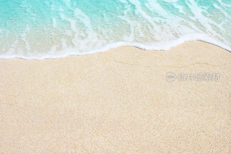 沙滩上柔和的海浪