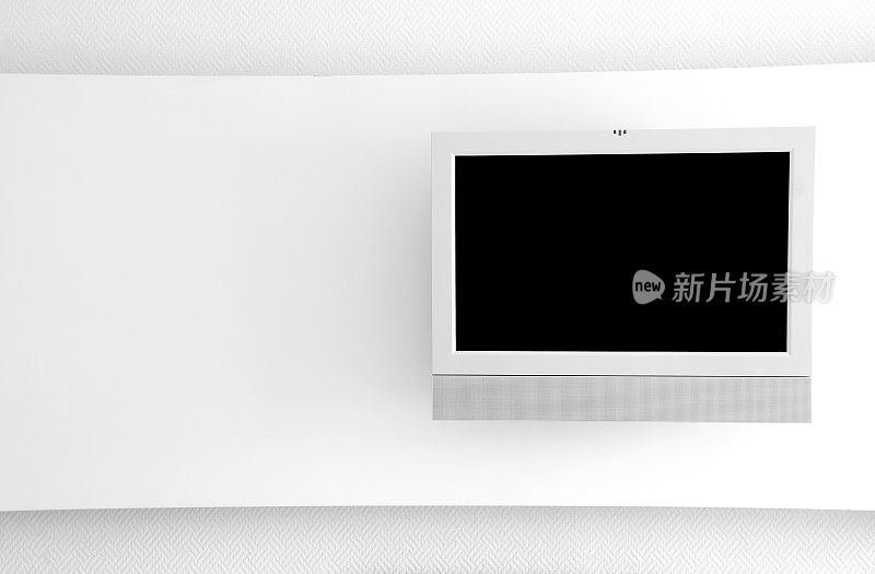 白色墙壁上的空白屏幕液晶电视的室内照片