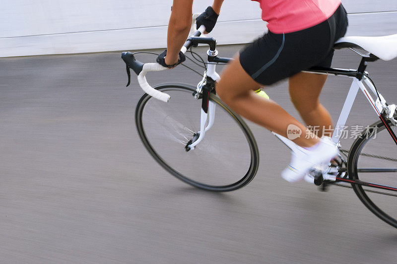 女自行车手在赛车上做运动。图像平移