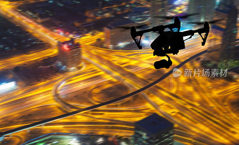 无人机的轮廓在迪拜上空飞行