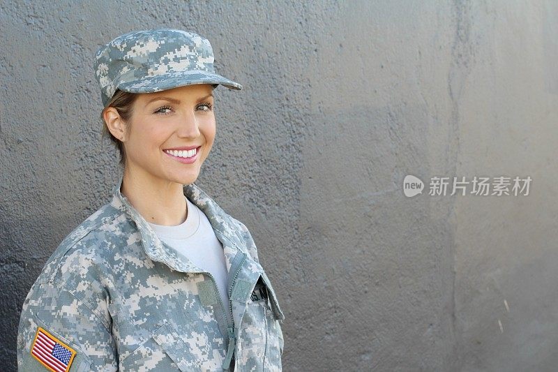微笑的女兵站在复印空间