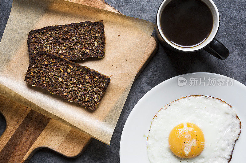 早餐有黑麦面包和煎蛋