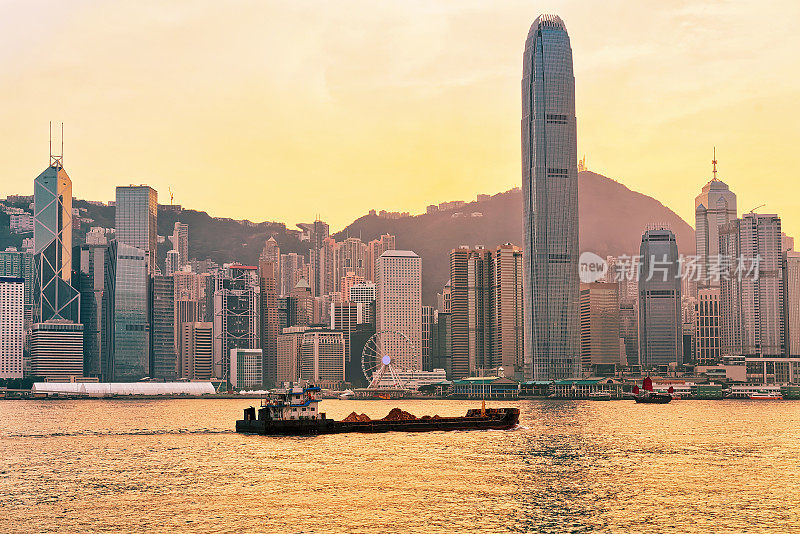 干货船和香港维多利亚港日落