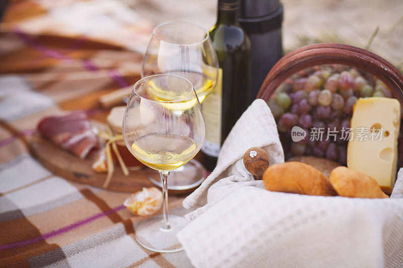 秋天的海边野餐，葡萄酒，葡萄，面包，奶酪
