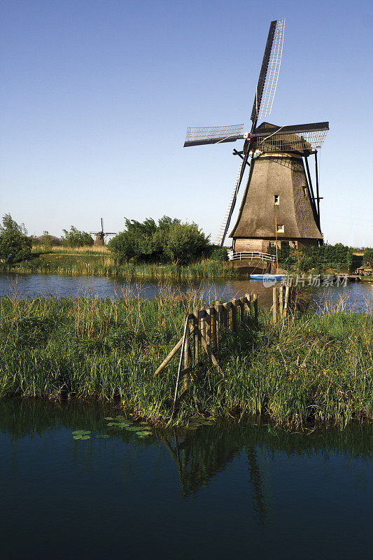 运河上的传统风车。