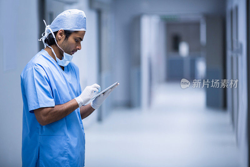 外科医生在走廊使用数字平板电脑