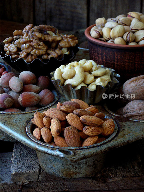 由不同种类的坚果组成的木质背景-杏仁，腰果，核桃，榛子，开心果。