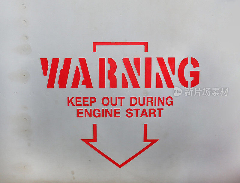 军用飞机金属表面用红色警告警告