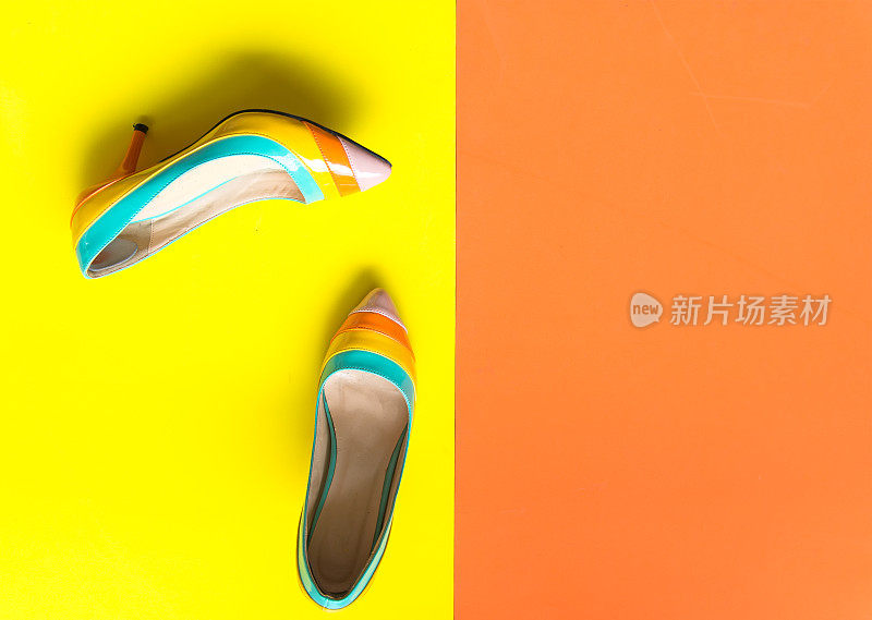 收集女人的鞋子在彩色的背景