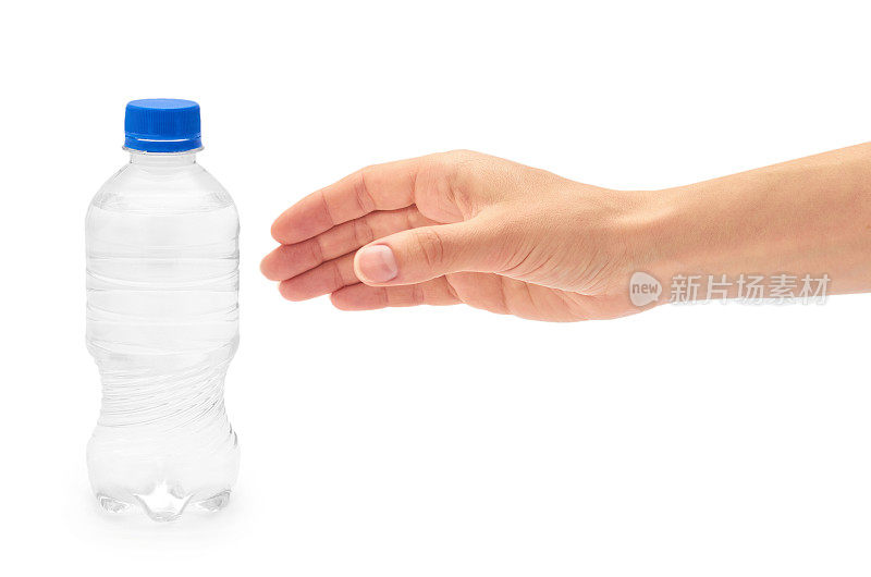 女性手里拿着装在塑料瓶里的干净淡水。在白色背景上隔离