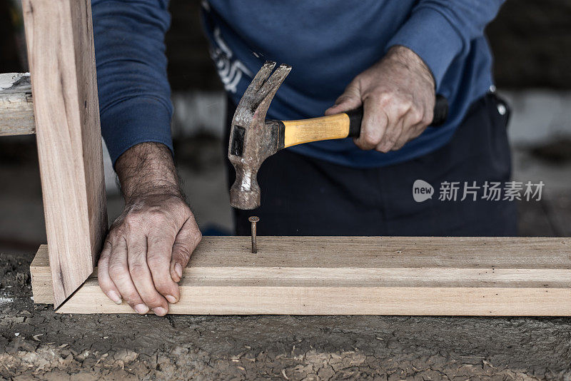 建筑工人的手敲打