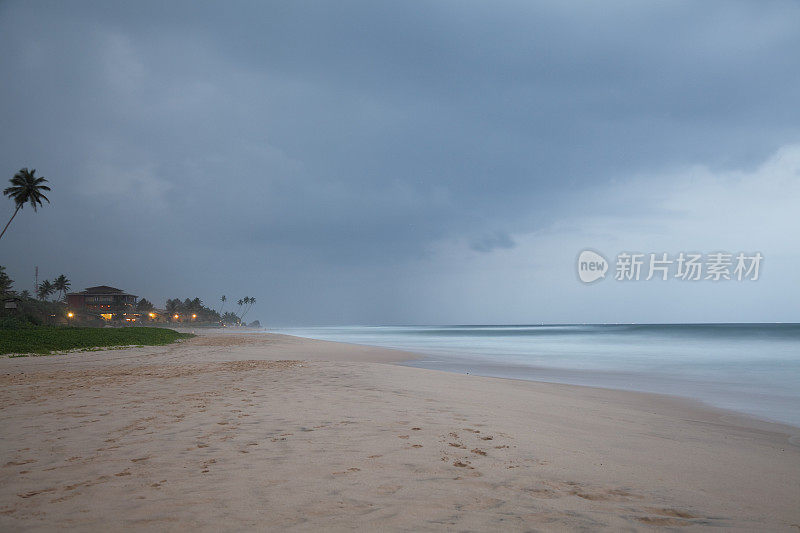 空无一人的斯里兰卡海滩日落上空的天空