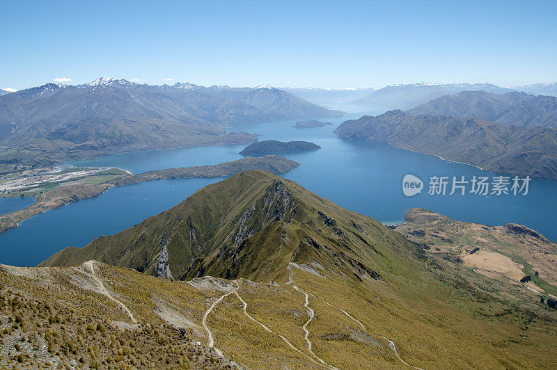 俯瞰瓦纳卡湖周围的群山