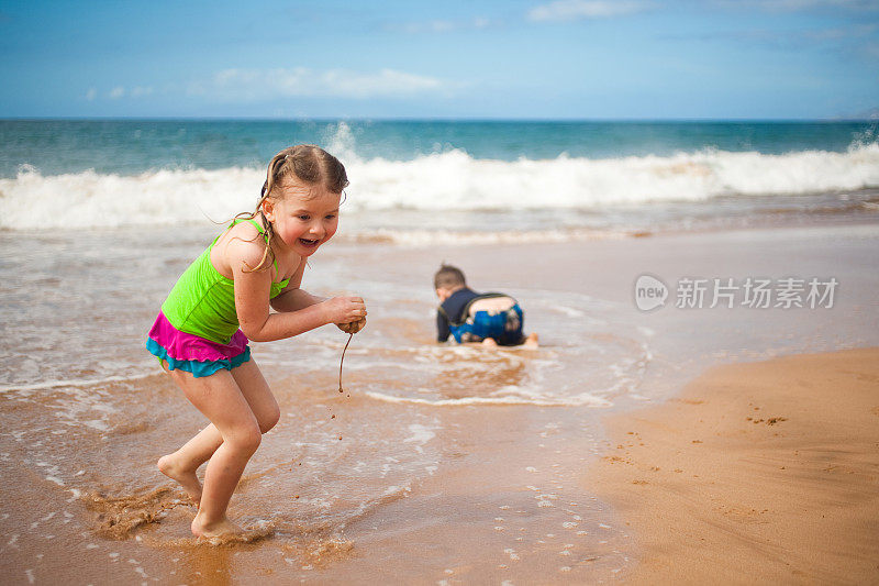 男孩和女孩在海滩上