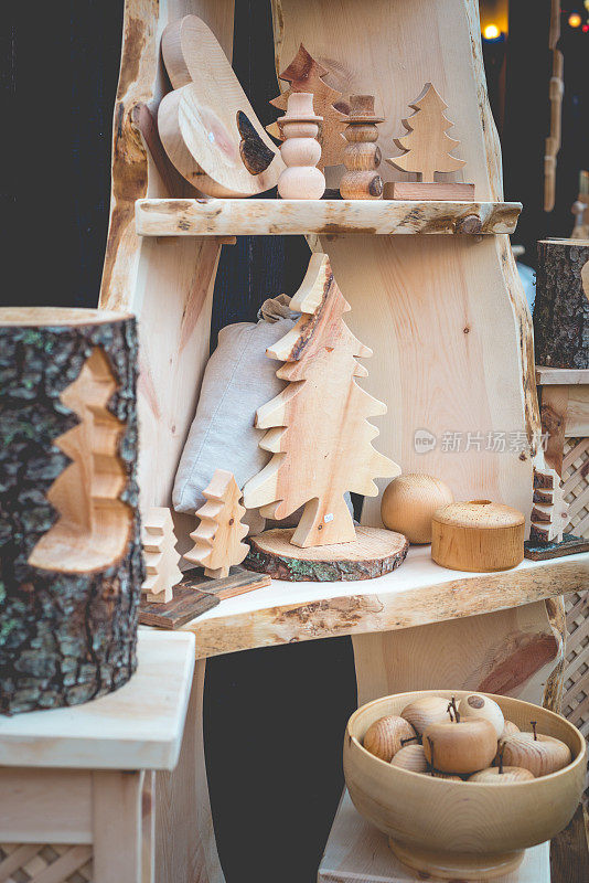 特写木圣诞装饰在市场摊位，卡林西亚，奥地利