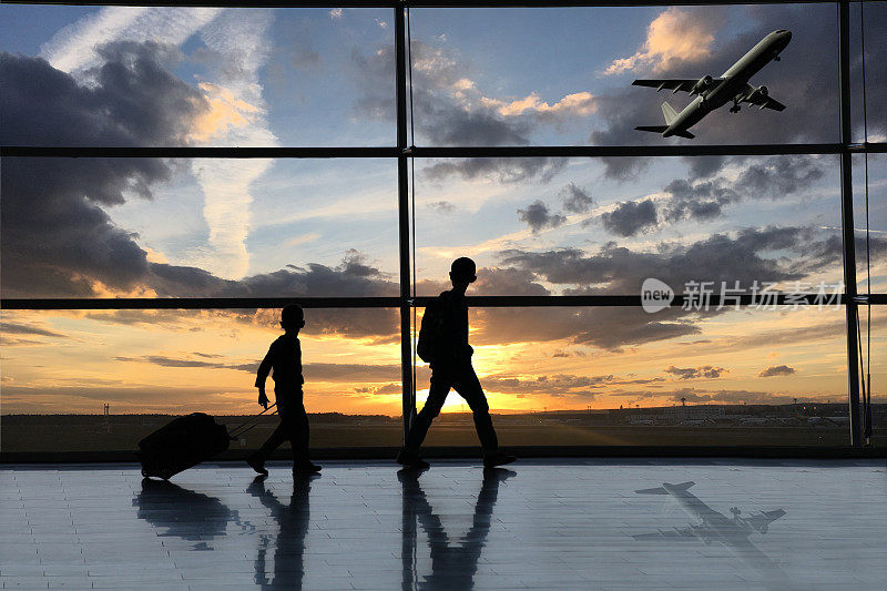 机场航站楼出发旅客剪影飞机航班
