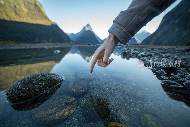 手指触碰湖面