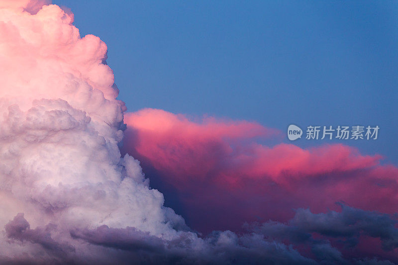 深粉色的云