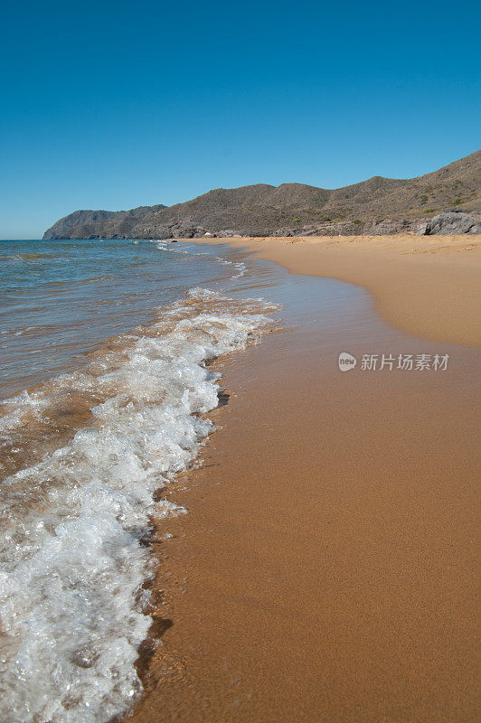 偏远的海滩，海浪冲上岸