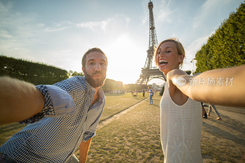 一对情侣在巴黎埃菲尔铁塔自拍