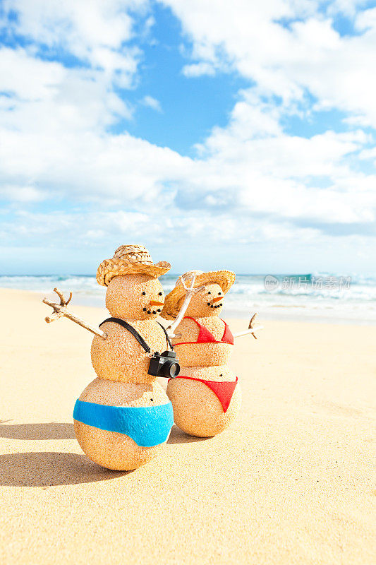 在热带海滩度假的沙雪人夫妇