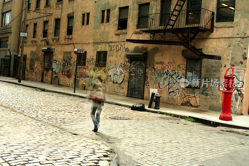 一个人走在布鲁克林小飞象鹅卵石后街涂鸦