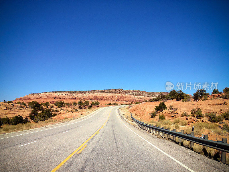 Mobilestock沙漠公路旅行