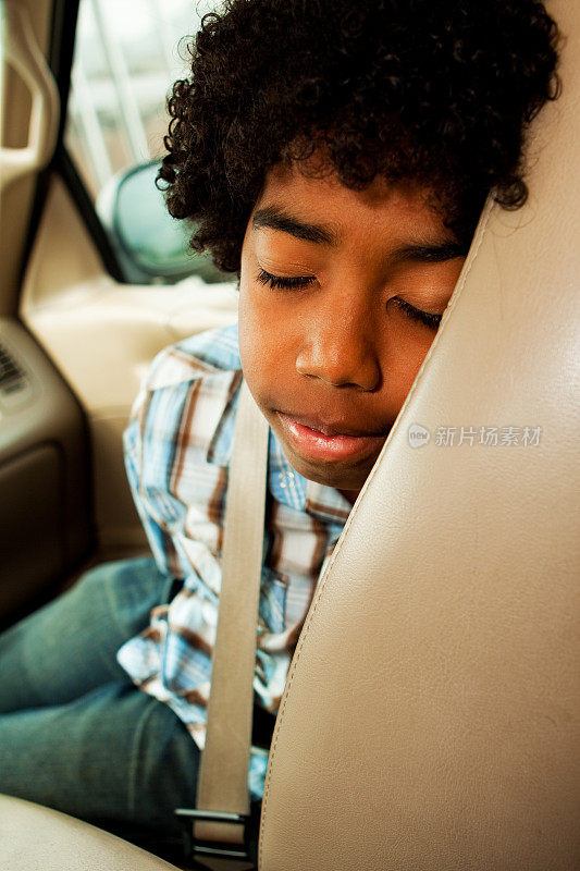 在车里睡觉的孩子